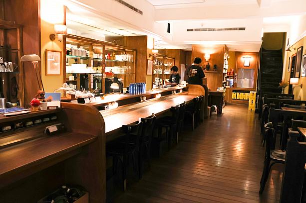 それではさっそく店内へ。1階はカウンター席もあって、おひとり様でも気軽に利用できそうな雰囲気です。