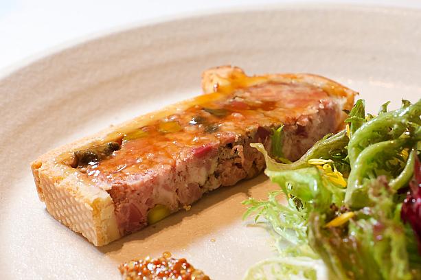 <b>「瓜仔肉派」キュウリ漬けのミートパイ</b><br>一見どこにでもありそうなミートパイですが、台湾常備菜の1つ、キュウリの漬物(脆瓜)を豚ひき肉、鶏砂肝のコンフィ、鶏レバーパテ、ピスタチオなどと合わせた台湾味あふれるひと皿です。製作には4日もかかるとか！数量限定です。