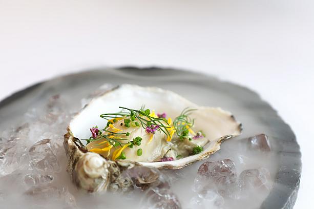 <B>冷燻吉拉朵生蠔 柴魚湯凍 奇異果莎莎</b>(Cold-Smoked Gillardeau Oysters/Bonito Jelly/KiKiwi Salsa)<br><br>スモークされたフランス産生ガキの登場。カツオ出汁のジュレとキウイのサルサが添えられた、爽やかな一皿です。