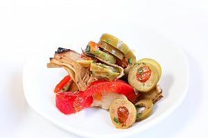 付け合わせはタコのソテー、ズッキーニのバターソテー、オリーブオイルでマリネしたアーティチョーク、なめらかなマッシュポテトと贅沢なラインナップ。黒ニンニクソースやお塩でいただいても◎