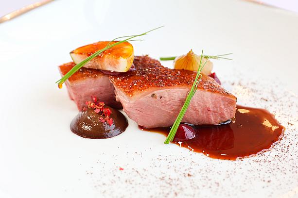 <B>櫻桃鴨胸  無花果  莫雷</b>(Cherry Valley Duck Breast / Fig / Mole)<br><br>メインディッシュは台湾宜蘭のブランド鴨「チェリーダック」のロースト。鴨肉をじっくり焼き、皮が黄金色にパリっと仕上がっていて、見事な火加減を感じられます。チョコレートにスパイスを加えて作る、メキシコの「モレソース」と一緒にいただきます。さわやかな甘みのあるイチジクとも相性バツグンです。