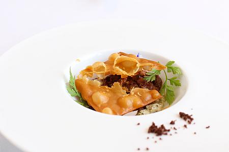 <B>義大利烤餅 燉肉醬 酸奶</b><br>フレンチコースと同様のアミューズを堪能したあとに運ばれてきました。クラッカーの下には、牛肉ソースと野菜ベースのマヨネーズがかくれています。クラッカーを割ってソースと絡めていただきます。牛肉のソースは台湾を感じる味付けで、ユニーク！