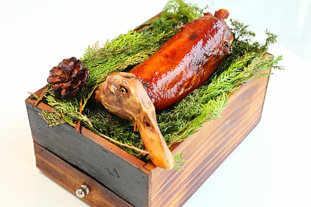 <b>北京鴨肉捲 廣式肝腸櫻桃</b>(Peking Duck Pie/Cantonese Liver Sausage/Cherries)<br><br>香ばしく焼き上げた北京ダックの中には、濃厚なレバーソーセージが詰まっています。火入れがすばらしく、パリッとした皮からジューシーな脂がじゅわっとあふれ出て、鴨肉の旨味を感じる一皿でした。