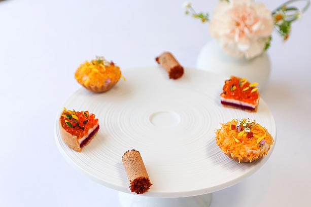 <b>開胃小點</b>(Mise en bouche)前菜4品<br><br>※今回特別にディナー用の前菜をご用意してくれたのですが、本来ランチの前菜は「帕馬火腿/大甲芋頭/自製鹹蛋黃」と「黑糖菠蘿黑松露泡芙」のみです