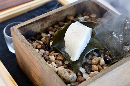 立派な昆布に包まれてたタラが運ばれてきて、そこへお酒を注いで、ふわりと和の香りを！テーブルで色々見られるのが楽しすぎる♡