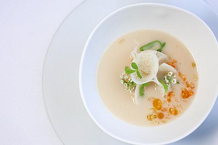 <B>綠竹筍 北海道干貝 魚白湯</b>(Green Bamboo Shoots/Hokkaido Scallops/Minced Fish Soup in Shunde Style)<br><br>筍と北海道産のホタテに、ラーメンを彷彿させる魚と豚肉で出汁をとった白濁スープをかけていただきます。エビから抽出した油が、よい香りづけに！