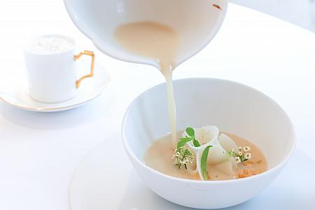 <B>綠竹筍 北海道干貝 魚白湯</b>(Green Bamboo Shoots/Hokkaido Scallops/Minced Fish Soup in Shunde Style)<br><br>筍と北海道産のホタテに、ラーメンを彷彿させる魚と豚肉で出汁をとった白濁スープをかけていただきます。エビから抽出した油が、よい香りづけに！