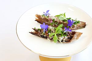 付け合わせはタコのソテー、ズッキーニのバターソテー、オリーブオイルでマリネしたアーティチョーク、なめらかなマッシュポテトと贅沢なラインナップ。黒ニンニクソースやお塩でいただいても◎