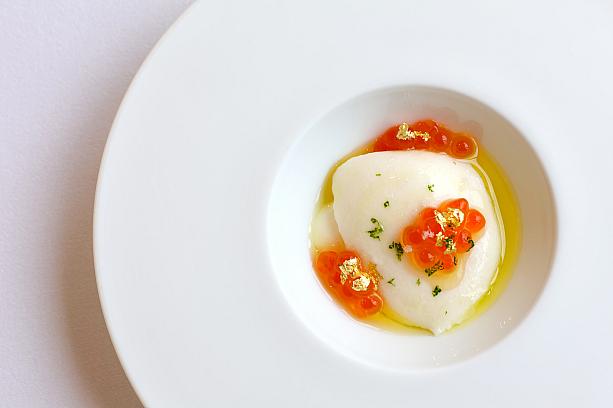 <B>蕪菁巴伐露 加拿大鮭魚卵 柚子橄欖油</b>(Turnip Bavarois/Canadian Salmon Roe / Yuzu Olive)<br><br>カブのババロアに、カナダ産のイクラがトッピング。ユズオリーブオイルが香ります。まるでスイーツのようでした。