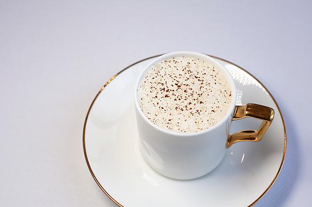 <B>芋頭 海鮮濃湯 椰漿</b><br>タロイモ、海鮮、ココナッツの濃厚スープです。コーヒーパウダーが降りかかっていて、ナビ的に大ヒット！まろやかでコクがありながらも後味すっきりで、たいへんおいしくいただきました♡