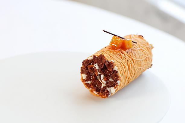 <B>卡里諾捲</b><br>シチリアの伝統菓子「カンノーロ」をモダンにアレンジしたスイーツ。一口サイズの小ささなのに、食べるのがもったいなくなるほど丁寧なつくりなんです！リコッタチーズと砂糖漬け柑橘のフィリングが詰まっていて、爽やか～♡