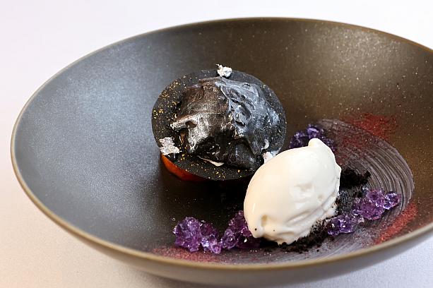 <B>無花果 帕夫洛瓦 薰衣草白酒凍</b>(Fig/Pavlova/Lavender White Wine Jelly)<br><br>黒い殻をたたき割ると、ブリーチーズのソースとイチジクがこんにちは。視覚も楽しいデザートです。フレッシュチーズ「フロマージュ・ブラン」のアイス、ラベンダーの白ワインゼリー、黒麦のチップが添えられています。