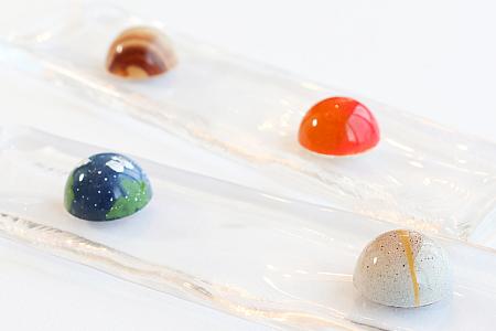 チョコをつまむ吸盤(?)は、スタッフさんが特別に探し当てた必須アイテムだそう。なんだかほっこり笑