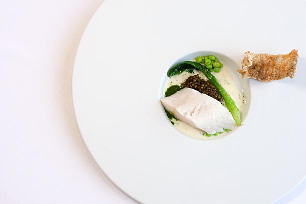 <B>澳洲莫瑞鱈魚 芥藍法國魚子醬</b>(Australian Murray Cod/Chinese Kale/French Caviar)<br><br>昆布の旨味をギュっとまとったオーストラリア産のタラが、ふっくらして本当においしかった～。ほのかな苦味のある芥藍と、フランス産キャビアの塩味のバランスも絶妙でした。