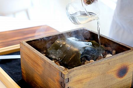 立派な昆布に包まれてたタラが運ばれてきて、そこへお酒を注いで、ふわりと和の香りを！テーブルで色々見られるのが楽しすぎる♡