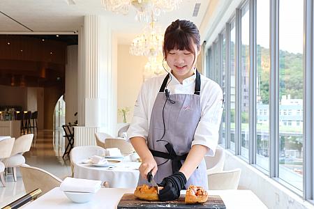 焼きあがったら目の前でカット！おかわり可能ですよ！