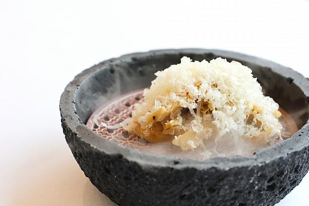 <B>佛羅倫斯燉金錢肚 青醬 法國麵包</b><br>立ちのぼるスモークの中から現れたのは、たっぷりのチーズをまとった牛モツ。香ばしい香りに誘われながら、カリッと焼かれた薄いバゲットとともに味わいます。