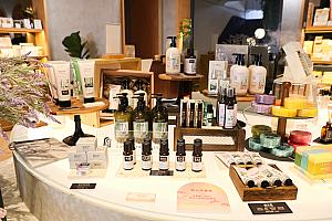 そこかしこにテスターが置かれているから、実際に香りや使い心地を確かめながらお気に入りを探すことができちゃうのもよき～♡