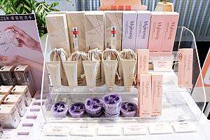 ハンドクリームや日焼け止めなどのコスメも。