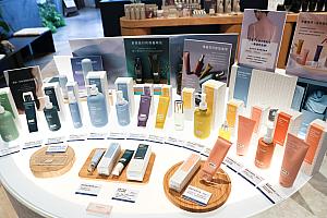 そこかしこにテスターが置かれているから、実際に香りや使い心地を確かめながらお気に入りを探すことができちゃうのもよき～♡