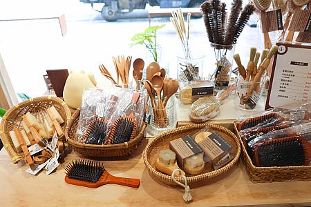 数は多くはありませんが、雑貨類も置かれています。