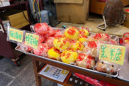 オランダ時代に造られた台湾最古の商店街が「安平老街」です。今でも多くの観光客が訪れる人気のスポット。古～いお店だけでなく、観光地ならではのショップも軒を連ねます。