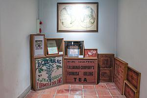 内部にはアヘンや樟脳、砂糖、茶葉などを取引していた当時の様子がわかる展示があります。冷房も効いているから暑い日にはおすすめ！