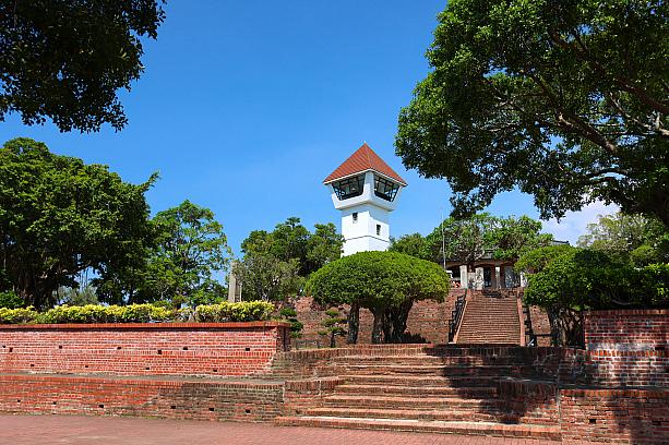 1624年オランダ人によって建てられた台湾最古の城で、かつての名は「熱蘭遮堡（ゼーランディア城）」。のちに鄭成功により奪還されたことでも有名です。