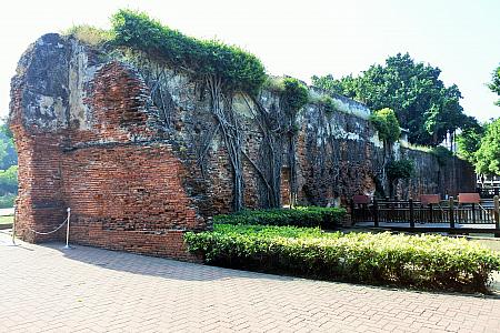 園内に残る赤レンガの壁は当時のまま。ガジュマルに覆われて時代の変遷を感じることができます。