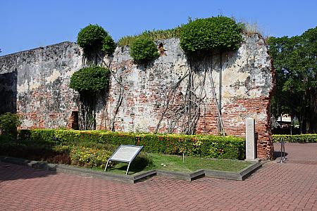 園内に残る赤レンガの壁は当時のまま。ガジュマルに覆われて時代の変遷を感じることができます。