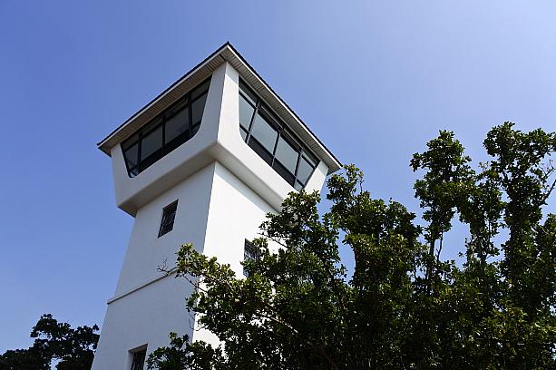 三角屋根の塔からは安平一帯を見下ろすことも。展望フロアへのアクセスは階段のみですが、がんばって上ってみてくださいね。絶景が待ち受けます！