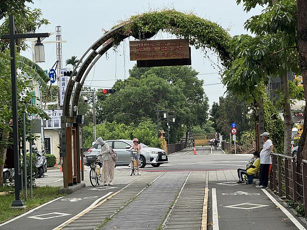 1938(昭和13)年に設立された工場は、第二次世界大戦中、日本軍の航空燃料を製造・輸送する重要拠点でした。戦後、鉄道は廃止されましたが、嘉義市政府の手によって緑豊かな自転車道として再生されました。