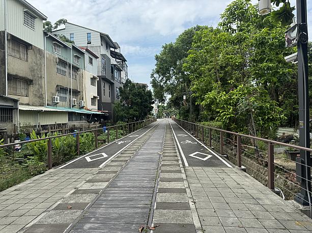話を戻し、現在の「嘉油鐵馬道」は、旧線路上に木板を敷き、両側に舗装された自転車道が並ぶ快適な空間に生まれ変わっています。