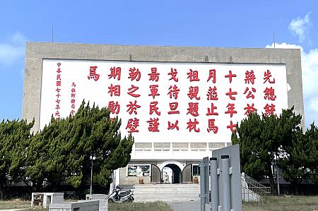 レストランはこの奥