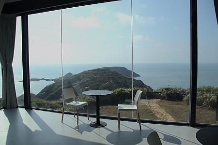 窓際に座って海を眺めるのも気持ちいいです！