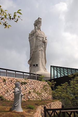 手前にミニ媽祖像も