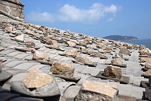 風で飛ばされないように重石が置かれた屋根