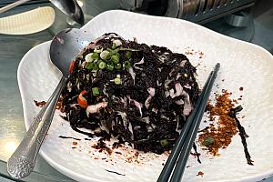 右下のお肉の赤さも紅棗(なつめ)のもの。馬祖ではなつめをよく食べるそうです