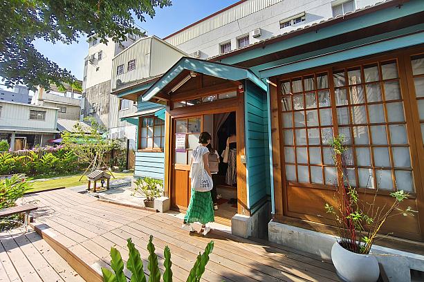 所長官舎は玄関、居間、広間、寝室から成る平屋建て。建物の前後には庭が配置されています。