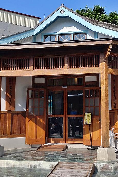 派出所だった建物は基礎にレンガを、入口の壁上部は柱間の土壁が見える「真壁」が、下部は板を張った「木摺壁」が用いられています。土壁は竹を編んで作った骨組みに泥土を挟むように埋め込んで、さらに石灰で防水加工した「編竹夾泥牆」に。