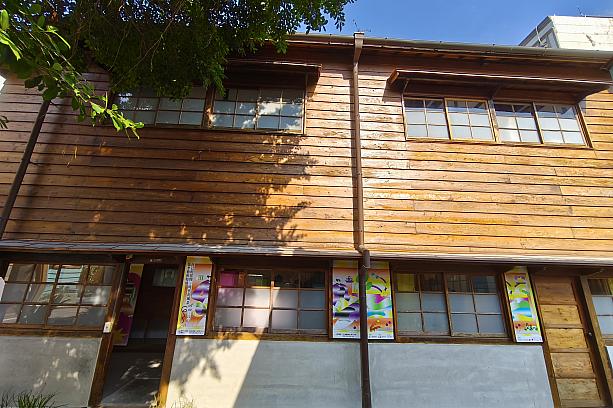 所員用宿舎は2階建て。土台にはレンガを、壁は「編竹夾泥牆」の「真壁」と板をずらし重ねた「雨淋板(下見板張り)」構造になっています。