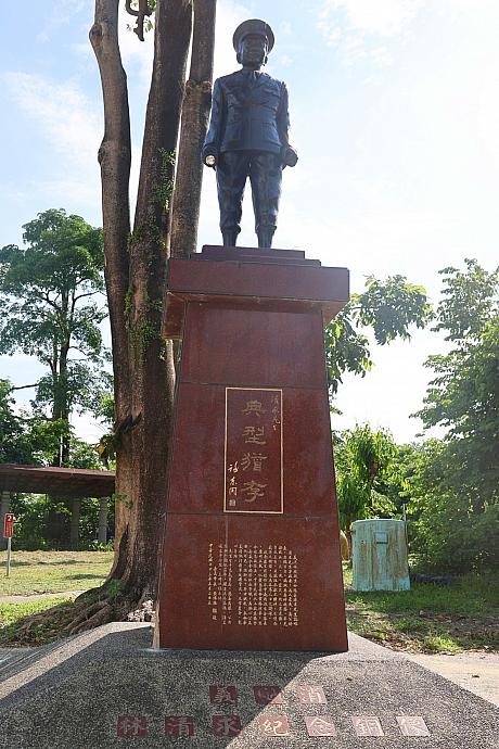 景色を堪能した後に、バス停へ戻ってみると近くに銅像を見つけました。1981年9月12日の中秋節の夜、湖上を警備中にボートの転覆事故で殉職した林清求警備隊長の銅像でした。故人の生前の功績を讃えるために建てられたそうですよ。
