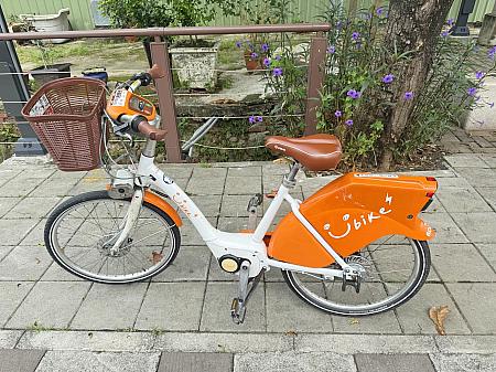 ちなみに、周囲約3kmの蘭潭は、サイクリングスポットとして人気なのですが、バス停「蘭潭」周辺にはYouBikeステーションがありません。YouBikeでサイクリングを楽しみたい方は、近くにある嘉義大学か、バスで移動する途中にある「蘭潭國小」のバス停で降りて、その近くにあるYouBikeステーションで探してみてくださいね。