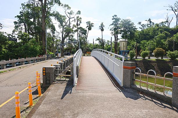 バスを降り、近くにある橋を渡ると「蘭潭」を見渡せる「三信觀景台(展望台へ)」があります。まずはここへ行ってみてください。