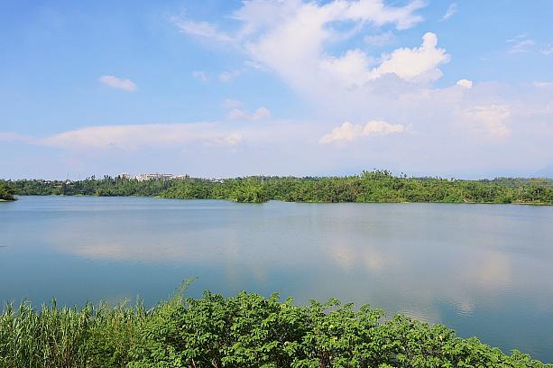 「蘭潭」は1620年代にオランダ人が八掌溪支流に堰(せき)を築いたことから、オランダ人(紅毛)の堰(埤)という意味の「紅毛埤」と呼ばれていました。後に日本統治時代に再整備され、貯水池として重要な役割を果たしました。当時は農業用水や生活用水の供給源として市民生活を支え、嘉義の近代化に大きく貢献したと言われています。