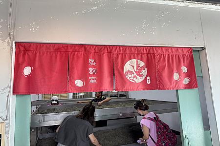 黒豆を蒸し、麹をつけて醗酵させているところを見学。ここではまだ醤油からほど遠い感じ