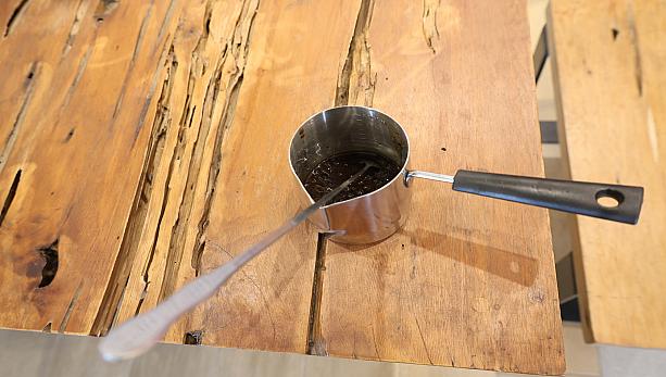 ナビがもらったもろみがコレ。これだけでもちょっと味を見たくなりますが、まずはこれを火にかけます。