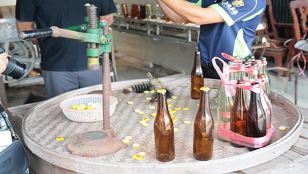 醤油を瓶に入れたら、王冠でフタをしないといけないのですが、王冠をつける作業も体験できました。実際やってみると、うまくはまらず……