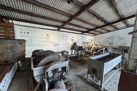 説明を受けてからは、過去に醸造と製造を行なっていた現場を見学。機械化が本格的に進む前の様子を見ていると、今では考えられない苦労が偲ばれます……