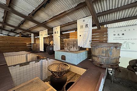 説明を受けてからは、過去に醸造と製造を行なっていた現場を見学。機械化が本格的に進む前の様子を見ていると、今では考えられない苦労が偲ばれます……